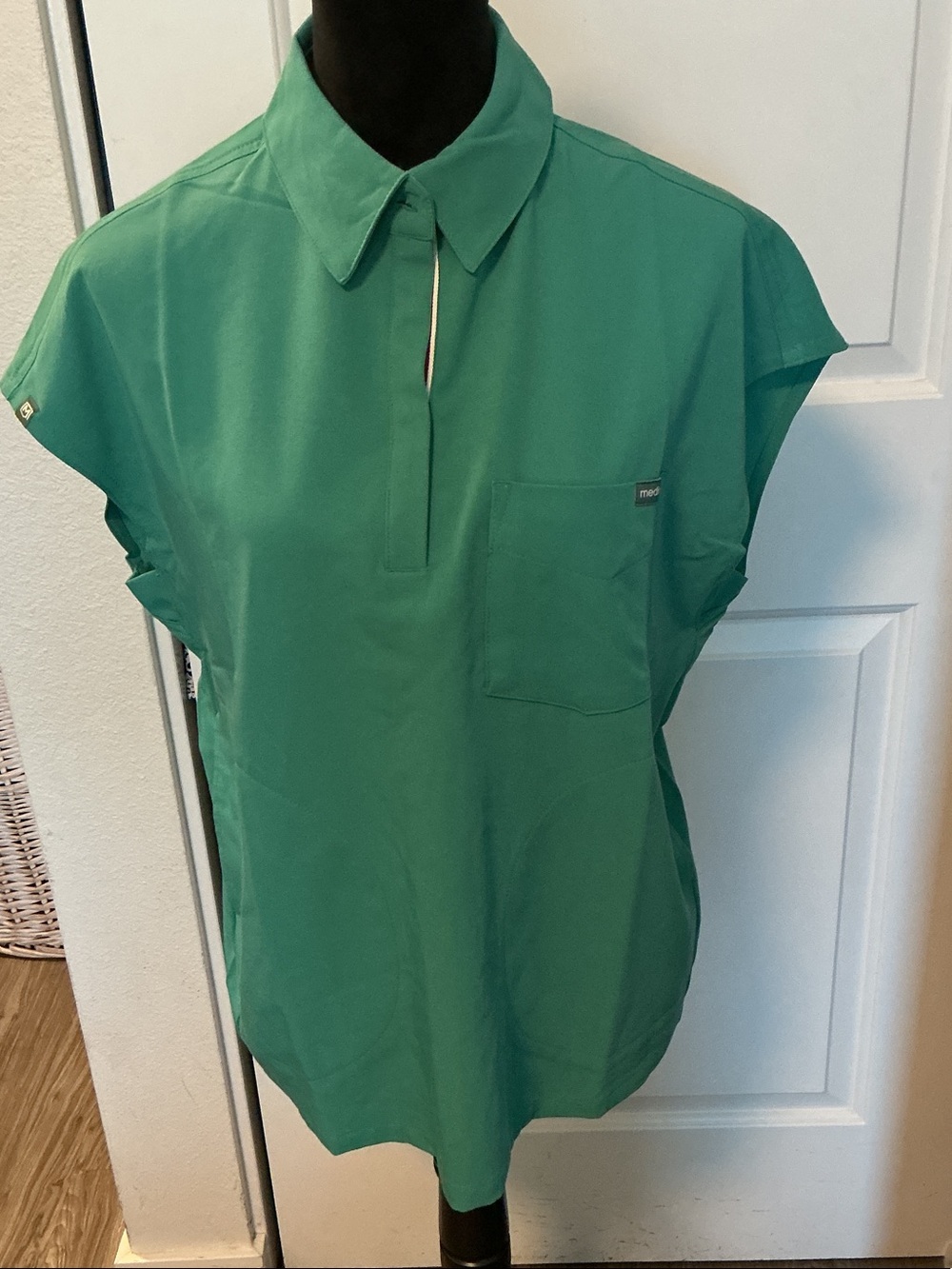 Mediclo Bundle of 2 Green/Blue Collared Cap-Sleeve scrub tops S NWT